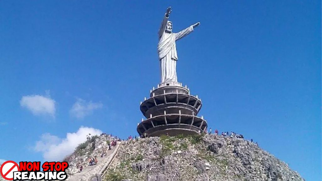 Patung Yesus Buntu Burake 1.700 Meter Heboh